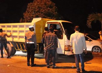 personel Polres Karimun, Kepri memeriksa sejumlah kendaraan di pelabuhan Roro dalam kegiatan operasi Seligi 2022. foto istimewa