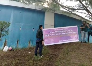 AJI Tanjungpinang saat pemasangan spanduk penolakan pengesahan RUU KUHP, Rabu (07/12/2022).