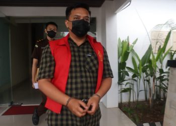 Salah satu tersangka korupsi TPS 3R Kampung Bugis yang ditahan Kejari Tanjungpinang, Selasa (10/01/2023). (Foto: HMS/ Yulita Dani).