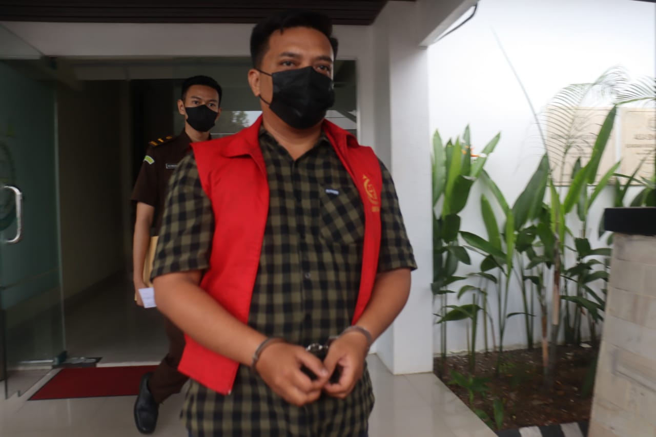 Salah satu tersangka korupsi TPS 3R Kampung Bugis yang ditahan Kejari Tanjungpinang, Selasa (10/01/2023). (Foto: HMS/ Yulita Dani).