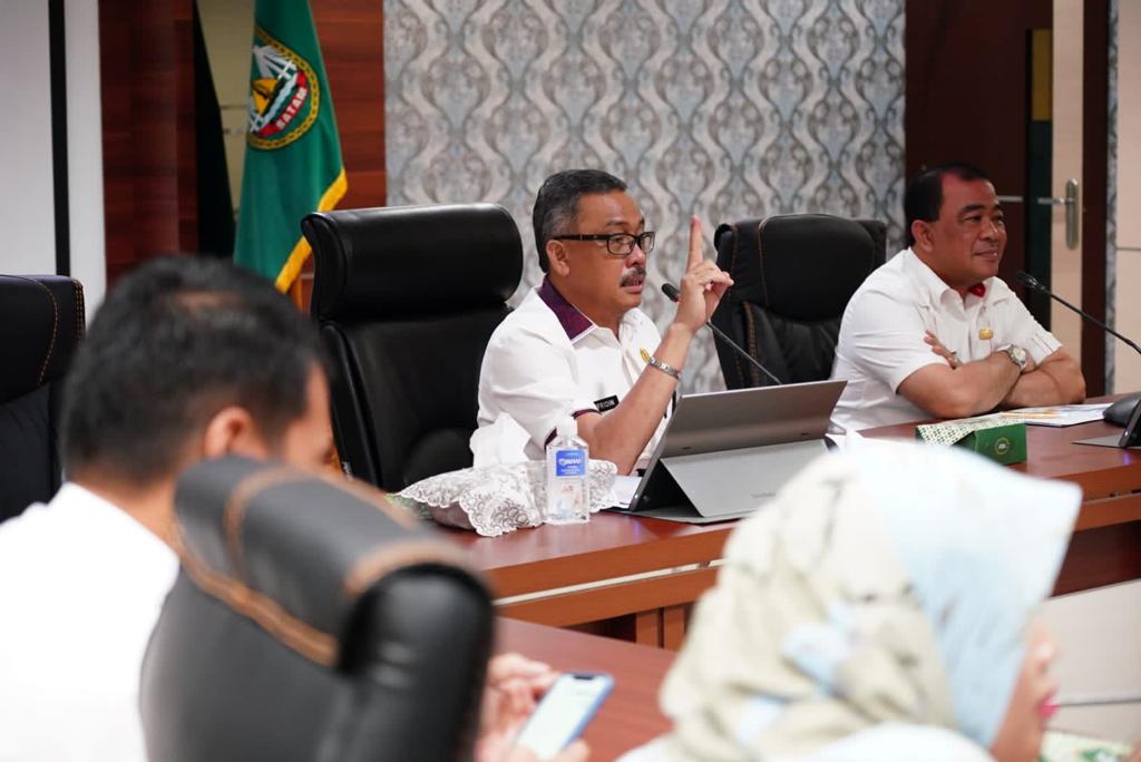Sekda Kota Batam Jefridin, dalam memimpin Rapat Koordinasi Persiapan Pelaksanaan Sembako Bersubsidi tahun 2023, di Kantor Wali Kota Batam, Rabu (11/01/2023). (Foto: Ist/ Diskominfo Batam).