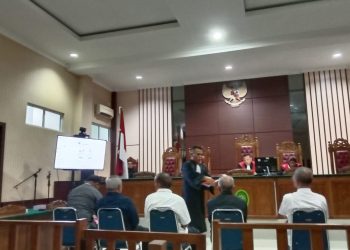 Sidang tuntutan terhadap lima terdakwa kasus tindak pidana korupsi tunjangan rumah dinas (rumdis) DPRD Natuna tahun 2011-2015, di PN Tanjungpinang, Rabu (11/01/2023). (Foto: HMS/ Yulita Dani).