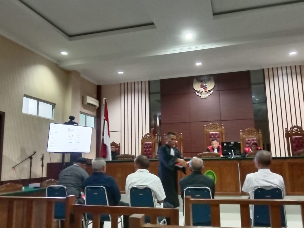 Sidang tuntutan terhadap lima terdakwa kasus tindak pidana korupsi tunjangan rumah dinas (rumdis) DPRD Natuna tahun 2011-2015, di PN Tanjungpinang, Rabu (11/01/2023). (Foto: HMS/ Yulita Dani).