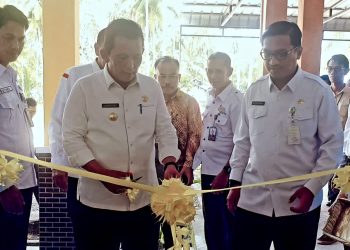 Gubernur Kepri Ansar Ahmad saat peresmian sarpras di tujuh sekolah yang ada di Kabupaten Natuna, Rabu (11/01/2023). (Foto: Ist/ Pemprov Kepri).