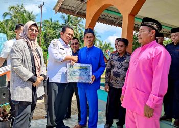 Gubernur Kepri Ansar Ahmad menyerahkan bantuan Pemprov Kepri secara simbolis melalui Dinas Kelautan dan Perikanan untuk nelayan se Kabupaten Lingga, yang dipusatkan di Desa Pekaka, Kecamatan Lingga Timur, Kamis (12/01/2023). (Foto: Ist/ Biro Adpim).