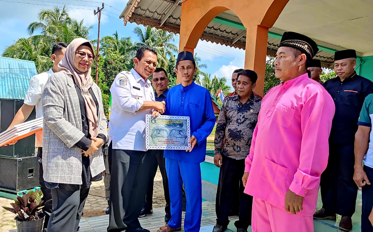 Gubernur Kepri Ansar Ahmad menyerahkan bantuan Pemprov Kepri secara simbolis melalui Dinas Kelautan dan Perikanan untuk nelayan se Kabupaten Lingga, yang dipusatkan di Desa Pekaka, Kecamatan Lingga Timur, Kamis (12/01/2023). (Foto: Ist/ Biro Adpim).