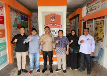 Kapolresta Tanjungpinang Kombes Pol Heribertus Ompusunggu (tiga kiri), foto bersama tim dari KPU Tanjungpinang usai audiensi di Kantor KPU Tanjungpinang, Kamis (12/01/2023). (Foto: Ist/ Humas Polresta Tanjungpinang).