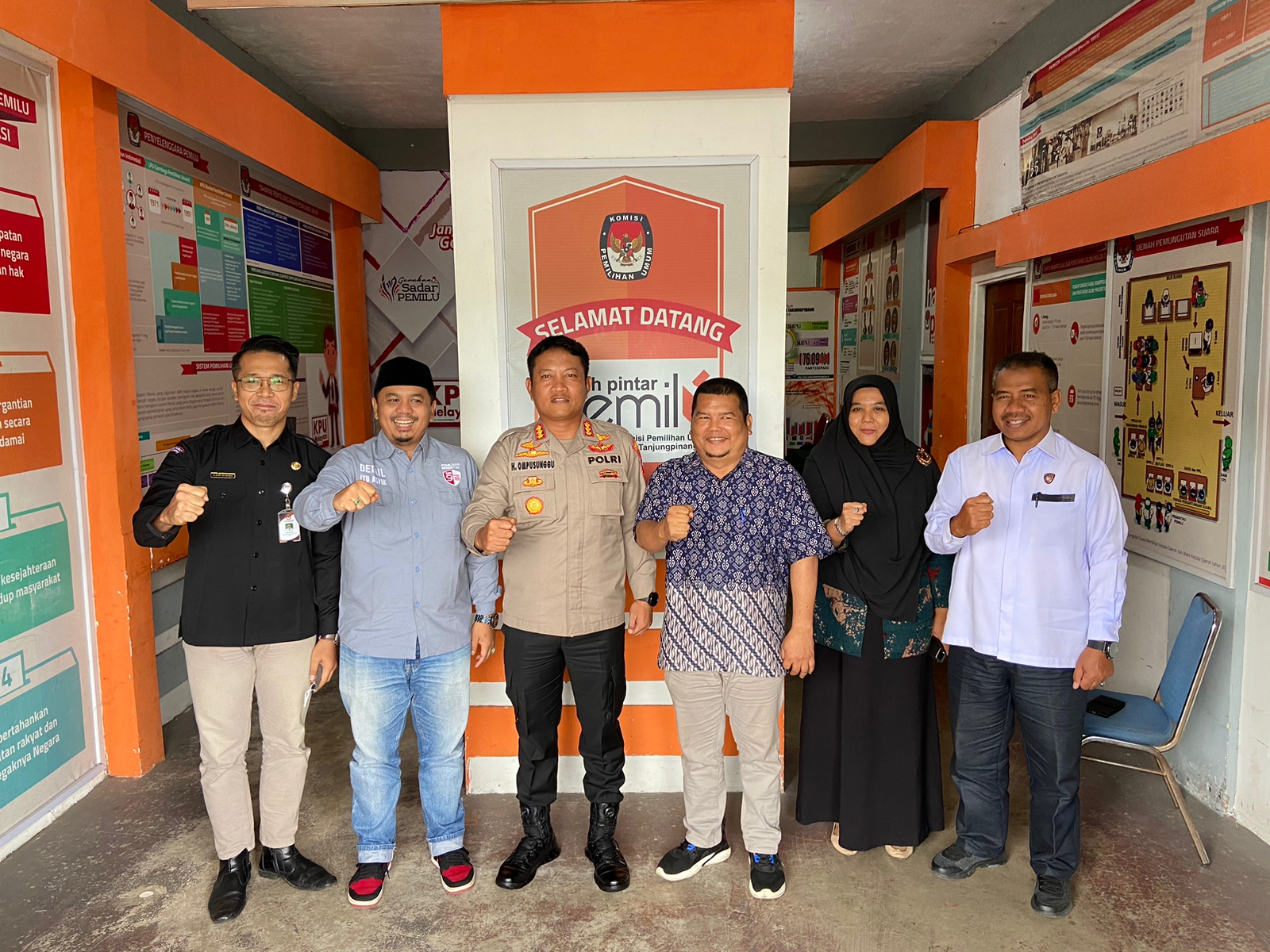 Kapolresta Tanjungpinang Kombes Pol Heribertus Ompusunggu (tiga kiri), foto bersama tim dari KPU Tanjungpinang usai audiensi di Kantor KPU Tanjungpinang, Kamis (12/01/2023). (Foto: Ist/ Humas Polresta Tanjungpinang).