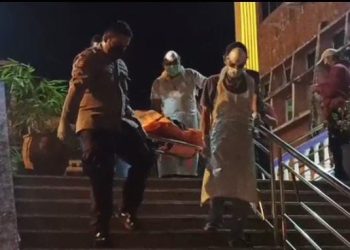 Evakuasi mayat Arif yang ditemukan tidak bernyawa di kamar 225 Hotel Tanjungpinang, sekira pukul 18.30 WIB, Rabu (11/01/2023). (Foto: HMS/ Yulita Dani).