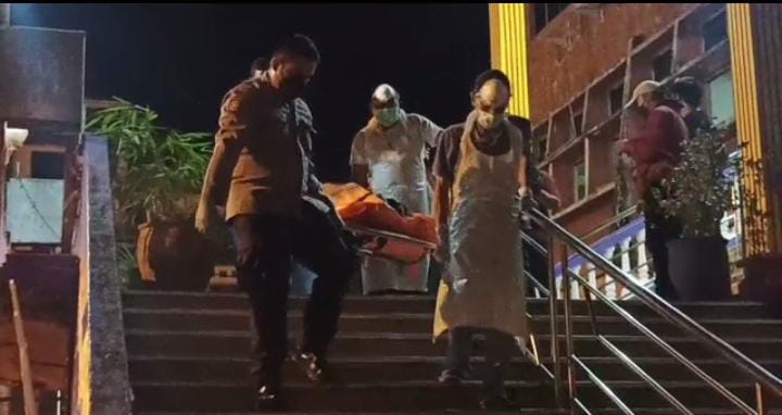 Evakuasi mayat Arif yang ditemukan tidak bernyawa di kamar 225 Hotel Tanjungpinang, sekira pukul 18.30 WIB, Rabu (11/01/2023). (Foto: HMS/ Yulita Dani).