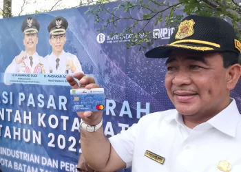 Kepala Disperindag Kota Batam, Gustian Riau menunjukkan Fuel Card 3.0, beberapa waktu lalu. Kartu tersebut kini digunakan untuk pembelian BBM Solar di Batam, yang resmi dimulai Senin (16/01/2023). (Foto: Ist/ Dok.spiritkepri).