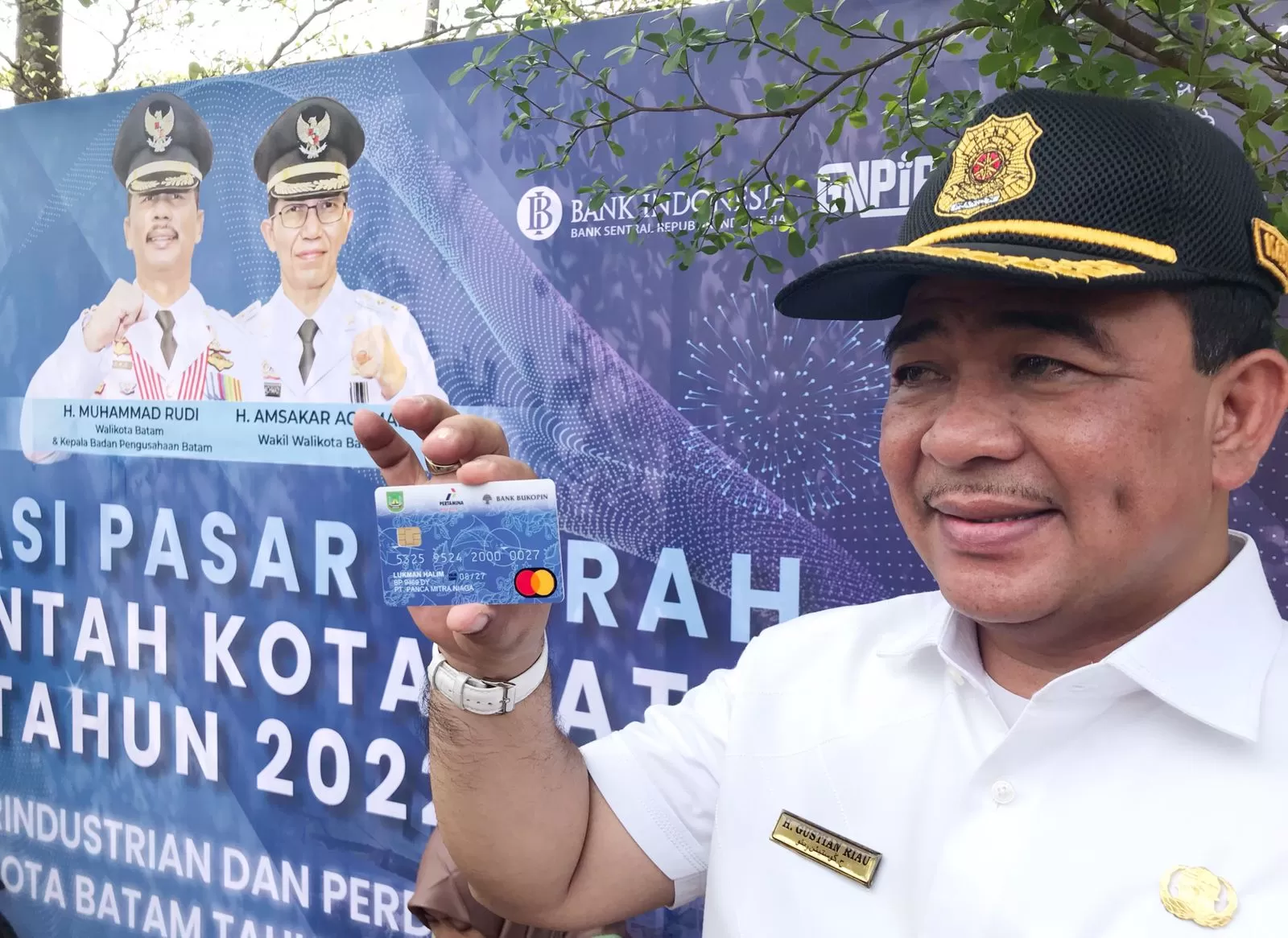 Kepala Disperindag Kota Batam, Gustian Riau menunjukkan Fuel Card 3.0, beberapa waktu lalu. Kartu tersebut kini digunakan untuk pembelian BBM Solar di Batam, yang resmi dimulai Senin (16/01/2023). (Foto: Ist/ Dok.spiritkepri).