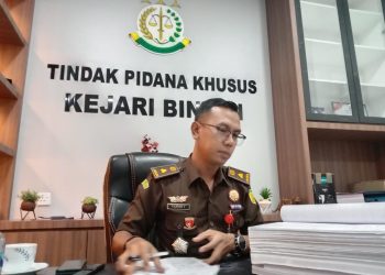 Kasi Pidsus Kejari Bintan, Fajrian Yustiardi yang ditemui di ruang kerjanya, Senin (16/01/2023). (Foto: HMS/ Yulita Dani).