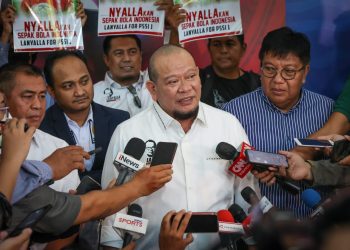 Ketua DPD RI, La Nyalla Mahmud Mattalitti memberi keterangan pers setelah mendaftarkan diri sebagai Calon Ketua Umum PSSI di Kantor PSSI, GBK Arena, Senayan, Jakarta, Jumat (13/01/2023). (Foto: Ist/ TB Adhi).