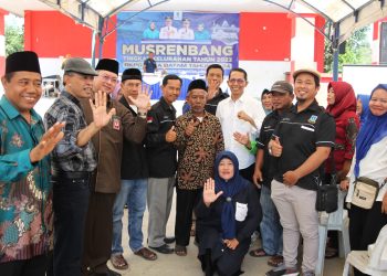 Wakil Wali Kota Batam Amsakar Achmad foto bersama usai kegiatan Musrenbang Duriangkang, Selasa (17/01/2023). (Foto: Ist/ Humas Pemko Batam).