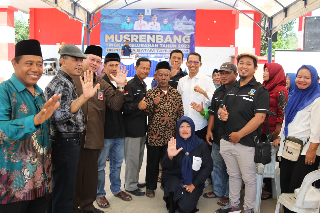 Wakil Wali Kota Batam Amsakar Achmad foto bersama usai kegiatan Musrenbang Duriangkang, Selasa (17/01/2023). (Foto: Ist/ Humas Pemko Batam).