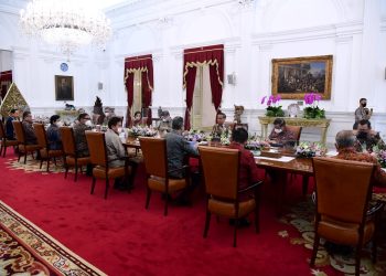Suasana pertemuan Presiden Jokowi yang didampingi sejumlah menteri, dengan sejumlah perwakilan dari industri jasa keuangan di Istana Merdeka, Jakarta, Senin (16/01/2023). (Foto: Ist/ Biro Pers Sekretariat Presiden-Lukas).