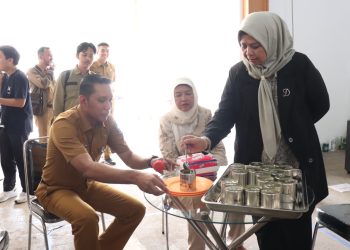 Ketua Komisi IV DPRD Kepri yang juga Ketua Dekranasda Kepri Dewi Kumalasari Ansar, dalam kunjungannya di lokasi sterilisasi produk, saat mencicipi sejumlah makanan dan minuman hasil produk sterilisasi dalam kemasan kaleng, Senin (16/01/2023). (Foto: Ist/ Diskominfo Kepri).