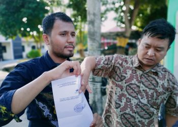 Abi (kanan) didampingi kuasa hukumnya, usai melapor ke Propam Polda Kepri, atas tindak intimidasi mantan wali murid, Rabu (18/01/2023). (Foto: Istimewa).