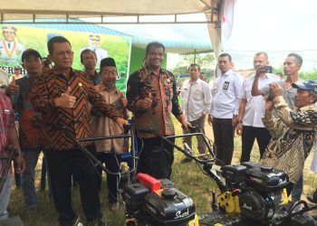 Gubernur Kepri Ansar Ahmad, menyerahkan bantuan langsung untuk para petani Batam, berupa alat-alat pertanian di Desa Sidomulyo, Kecamatan Tembesi, Batam, Rabu (18/01/2023). (Foto: HMS/ Dwi Septiani).