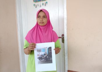 Rasnah, menunjukkan gambar sepeda motornya yang hilang, beberapa waktu lalu. (Foto: HMS/ Yulita Dani).
