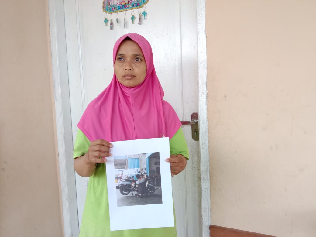 Rasnah, menunjukkan gambar sepeda motornya yang hilang, beberapa waktu lalu. (Foto: HMS/ Yulita Dani).