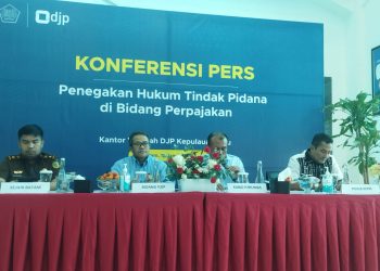 PPNS Kanwil DJP Kepri menggelar konferensi pers terkait penyerahan tersangka tindak pidana perpajakan ke Kejaksaan Negeri Batam, di Kanwil DJP Kepri di Batam, Rabu (18/01/2023). (Foto: HMS/ Dwi Septiani).