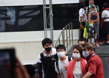 Tampak sejumlah wisman yang berkunjung ke Lagoi, Bintan baru turun dari Feri Aria Bupala, Minggu (01/01/2023). (Foto: Ist/ Pemkab Bintan).