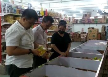 DKUPP Bintan dalam kegiatannya melakukan pengecekan ketersediaan gas elpiji dan sembako di sejumlah tempat di Bintan, Jumat (20/01/2023). (Foto: HMS/ Yulita Dani).