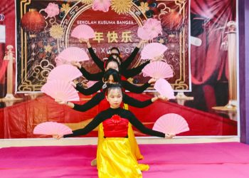 Penampilan tari kipas yang dibawakan siswa kelas VI Sekolah Kusuma Bangsa, Jumat (20/01/2023). (Foto: HMS/ Dwi Septiani).