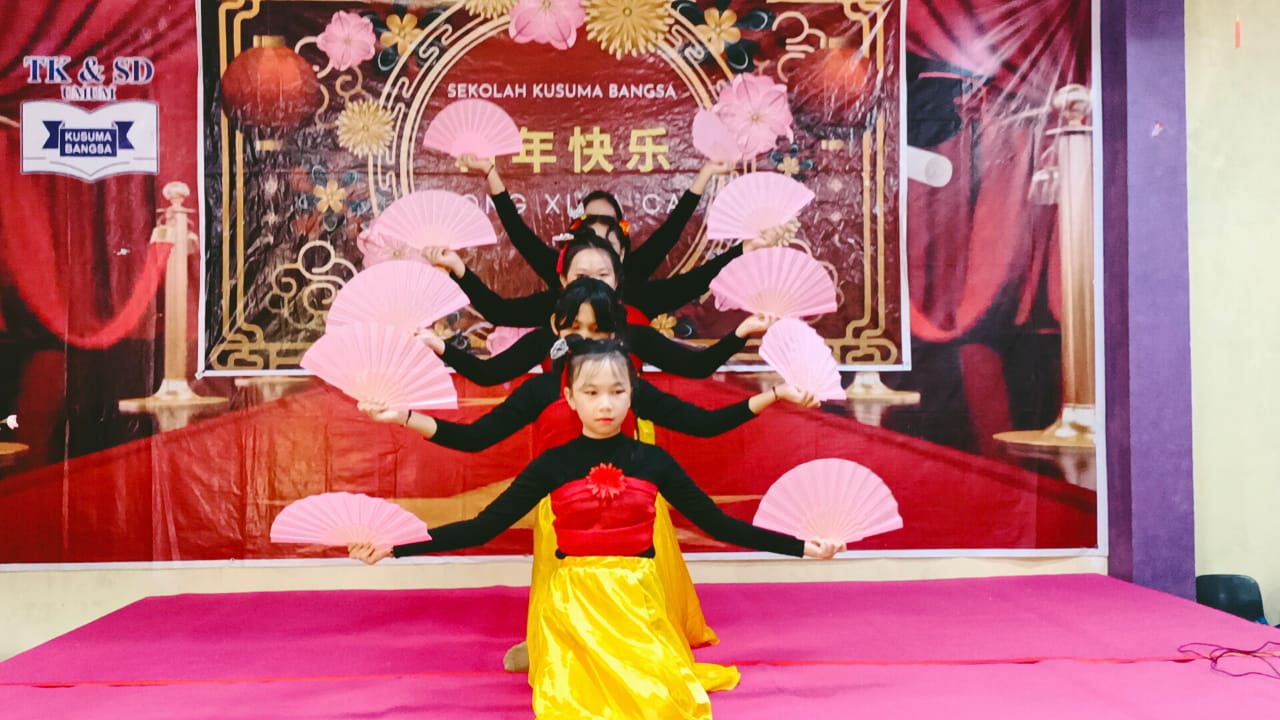 Penampilan tari kipas yang dibawakan siswa kelas VI Sekolah Kusuma Bangsa, Jumat (20/01/2023). (Foto: HMS/ Dwi Septiani).