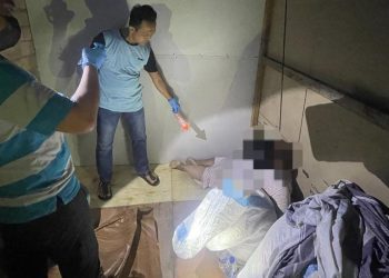 Proses evakuasi jasad wanita berinisial A, yang ditemukan warga Teluk Bakau, Nongsa, Jumat (20/01/2023). (Foto: Ist/ Polsek Nongsa).