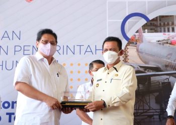 Menko Perekonomian Airlangga Hartarto (kiri) dalam prosesi penyerahan Peraturan Pemerintah (PP) KEK Batam Aero Technic dan KEK Nongsa Digital Park, di Batam pada Juni 2022 lalu. (Foto: Ist/ Dok.Kemenko Perekonomian).