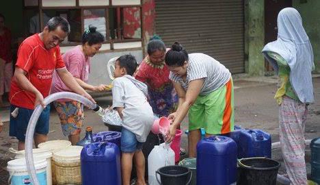 Warga Perumahan Family Dream, Batu Besar Nongsa, Batam, terpaksa membeli air karena tidak mendapat bantuan penyaluran air bersih pasca tiga hari matinya aliran air bersih dari SPAM BP Batam. (Foto: Ist/ dok.Pangki).