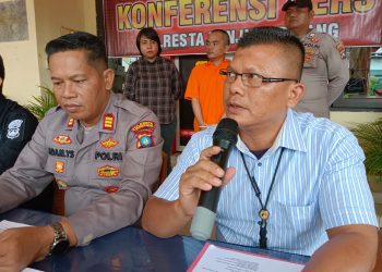Kapolsek Tanjungpinang Timur AKP Adam Yulizar Sasono, dalam konferensi persnya, Selasa (24/01/2023). (Foto: HMS/ Yulita Dani).