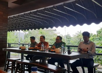 Musni Hardi K Atmaja (tengah batik hijau) dan Kepala Kantor Perwakilan BI Kepri, Suryono (tengah batik oren) dalam kegiatan pisah sambut sekaligus temu ramah santai bersama awak media, di Morning Backery KBC Batam Center, Rabu (25/01/2023). (Foto: HMS/ Pidi Yanti).