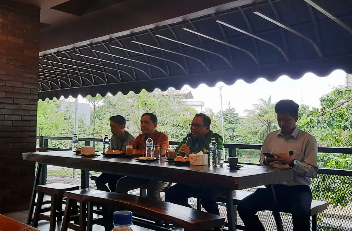 Musni Hardi K Atmaja (tengah batik hijau) dan Kepala Kantor Perwakilan BI Kepri, Suryono (tengah batik oren) dalam kegiatan pisah sambut sekaligus temu ramah santai bersama awak media, di Morning Backery KBC Batam Center, Rabu (25/01/2023). (Foto: HMS/ Pidi Yanti).