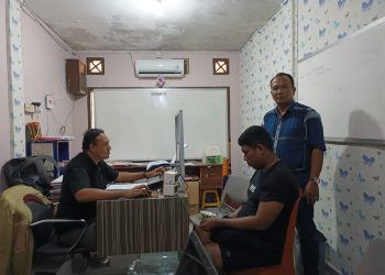 Pelaku saat diinterogasi polisi di Mapolresta Tanjungpinang. (Foto: HMS/ Yulita Dani).