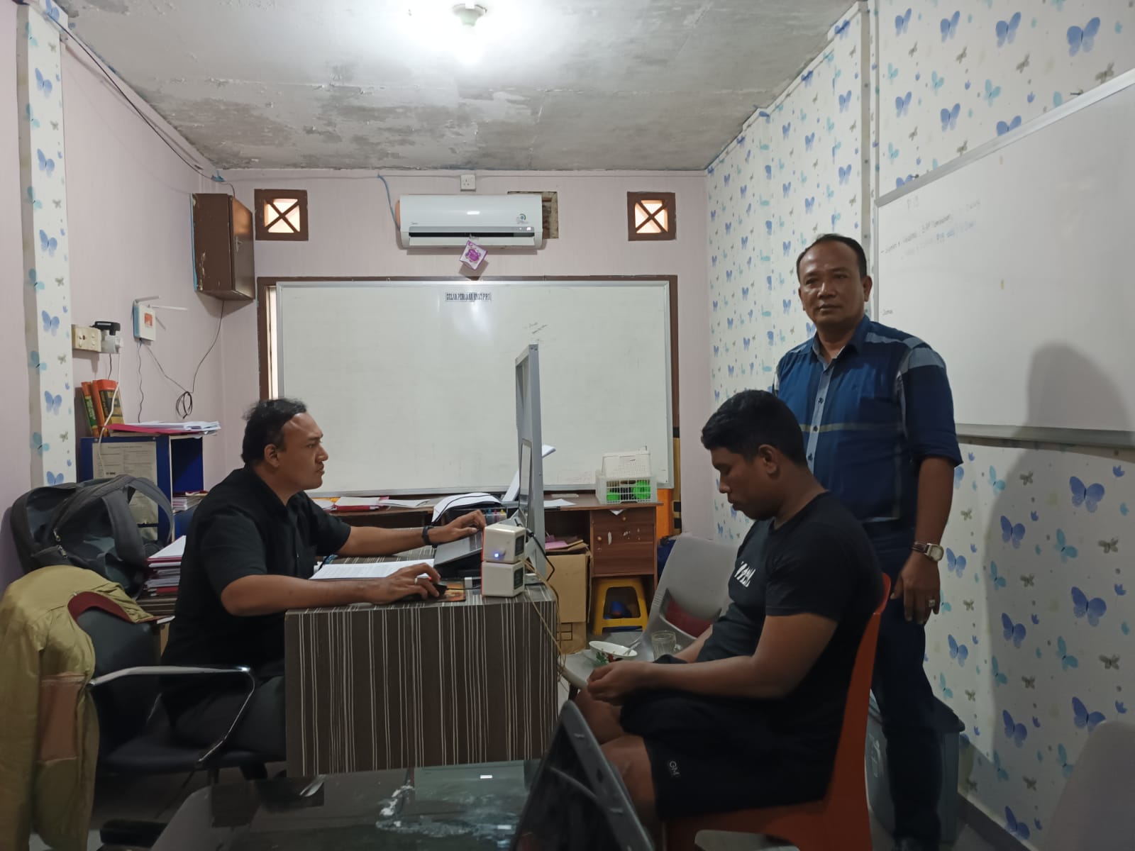 Pelaku saat diinterogasi polisi di Mapolresta Tanjungpinang. (Foto: HMS/ Yulita Dani).