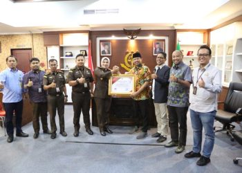 Kunjungan DPRD Batam ke Kejari Batam untuk memberikan penghargaan atas prestasi Kejari Batam di tingkat Nasional, Jumat (27/01/2023). (Foto: Ist/ Dok.IDNNews).
