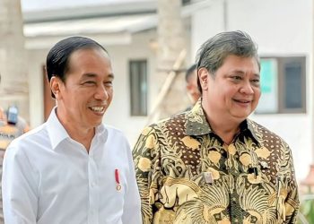 Menteri Koordinator Bidang Perekonomian Airlangga Hartarto, bersama Presiden Joko Widodo pada acara Pembukaan Rakornas Transisi Penanganan Covid-19 dan Pemulihan Ekonomi Nasional (PC-PEN), yang digelar di Gedung AA Maramis, Kementerian Keuangan, Jakarta, Kamis (26/01/2023). (Foto: Ist/ presidenri.go.id).