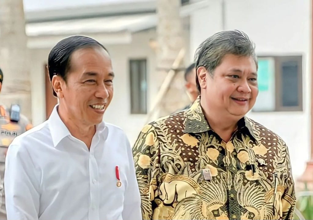 Menteri Koordinator Bidang Perekonomian Airlangga Hartarto, bersama Presiden Joko Widodo pada acara Pembukaan Rakornas Transisi Penanganan Covid-19 dan Pemulihan Ekonomi Nasional (PC-PEN), yang digelar di Gedung AA Maramis, Kementerian Keuangan, Jakarta, Kamis (26/01/2023). (Foto: Ist/ presidenri.go.id).