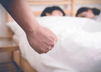 Ilustrasi, istri selingkuh dengan pria lain. (Foto: Ist/ Dok.Tribunstyle).