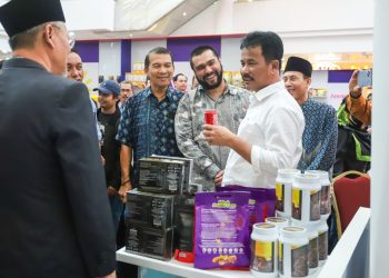 Wali Kota Batam Muhammad Rudi (kemeja putih) bersama pihak Malaysia, meninjau pameran yang ada dalam MARA Batam International Exhibition 2023. (Foto: Ist/ Disbudpar Batam).