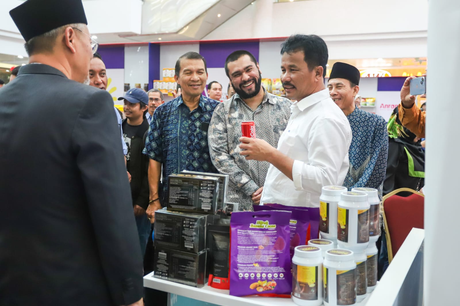 Wali Kota Batam Muhammad Rudi (kemeja putih) bersama pihak Malaysia, meninjau pameran yang ada dalam MARA Batam International Exhibition 2023. (Foto: Ist/ Disbudpar Batam).