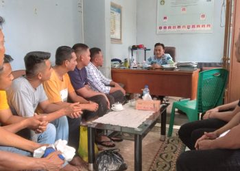 Kalapas Kelas IIA Tanjungpinang Maman Herwaman, menyampaikan selamat dan pesan kepada delapan WBP yang menjalani asimilasi di rumah, Sabtu (28/01/2023). (Foto: HMS/ Yulita Dani).