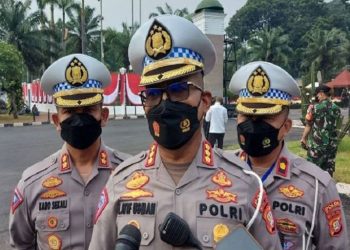Direktur Lalulintas Kepolisian Daerah Metro Jakarta Raya (Dirlantas PMJ) Kombes Latif Usman (tengah). (Foto: Ist/ metro.polri.go.id).