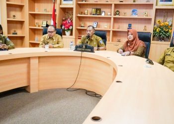 Sekdaprov Kepri Adi Prihantara, mengikuti video conference dari Ruang Rapat Sekda, Dompak, Senini (02/01/2023). (Foto: Ist/ Diskominfo Kepri).