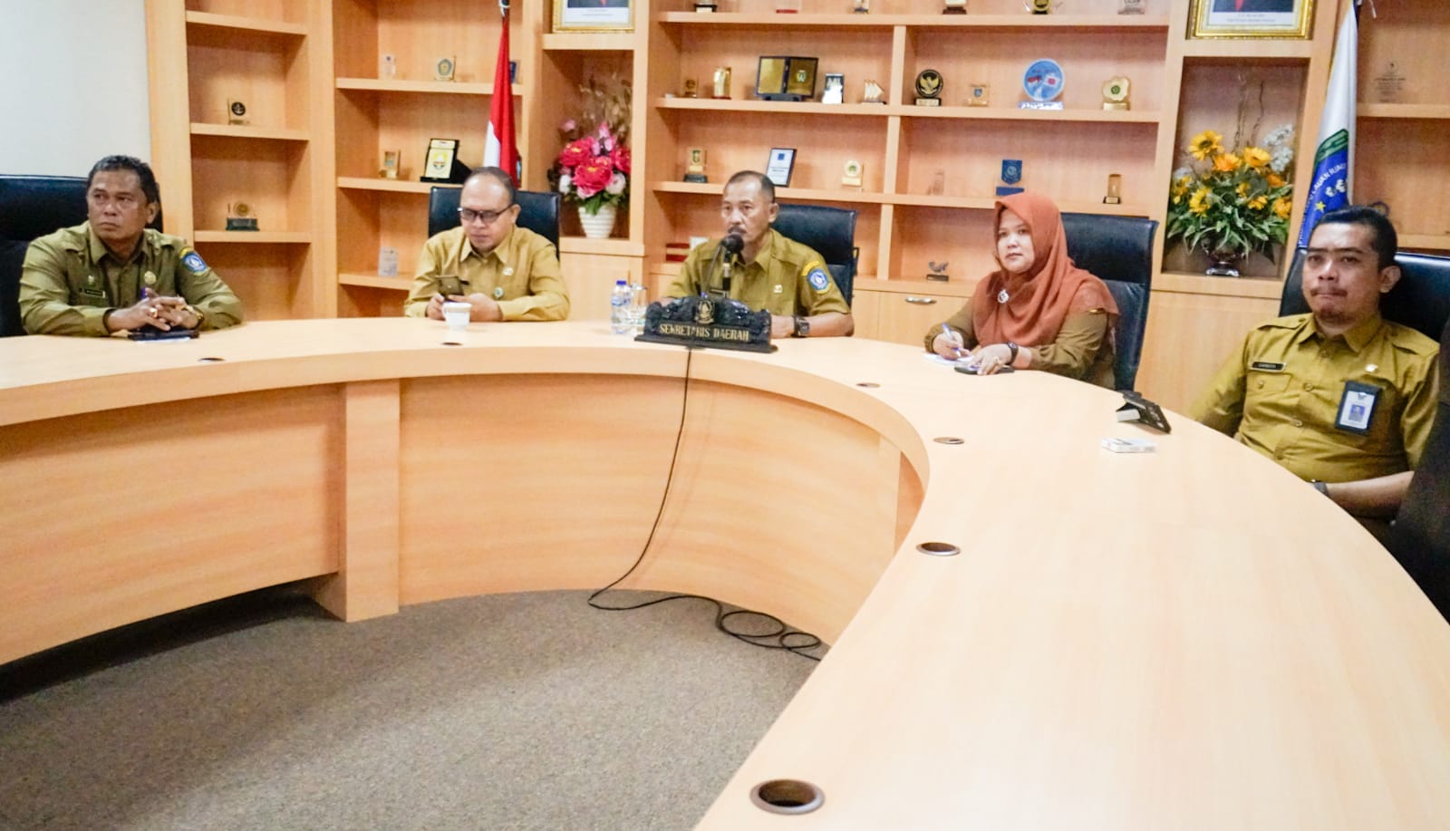 Sekdaprov Kepri Adi Prihantara, mengikuti video conference dari Ruang Rapat Sekda, Dompak, Senini (02/01/2023). (Foto: Ist/ Diskominfo Kepri).
