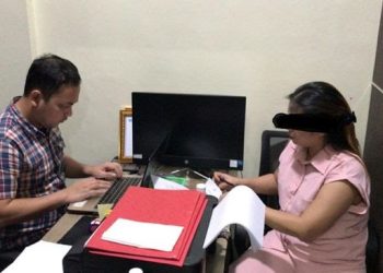 ASH (kanan) mucikari di Hotel Pelita, Batam saat diinterogasi di Polda Kepri. (Foto: Ist/ Dok.Ditreskrimum Polada Kepri).